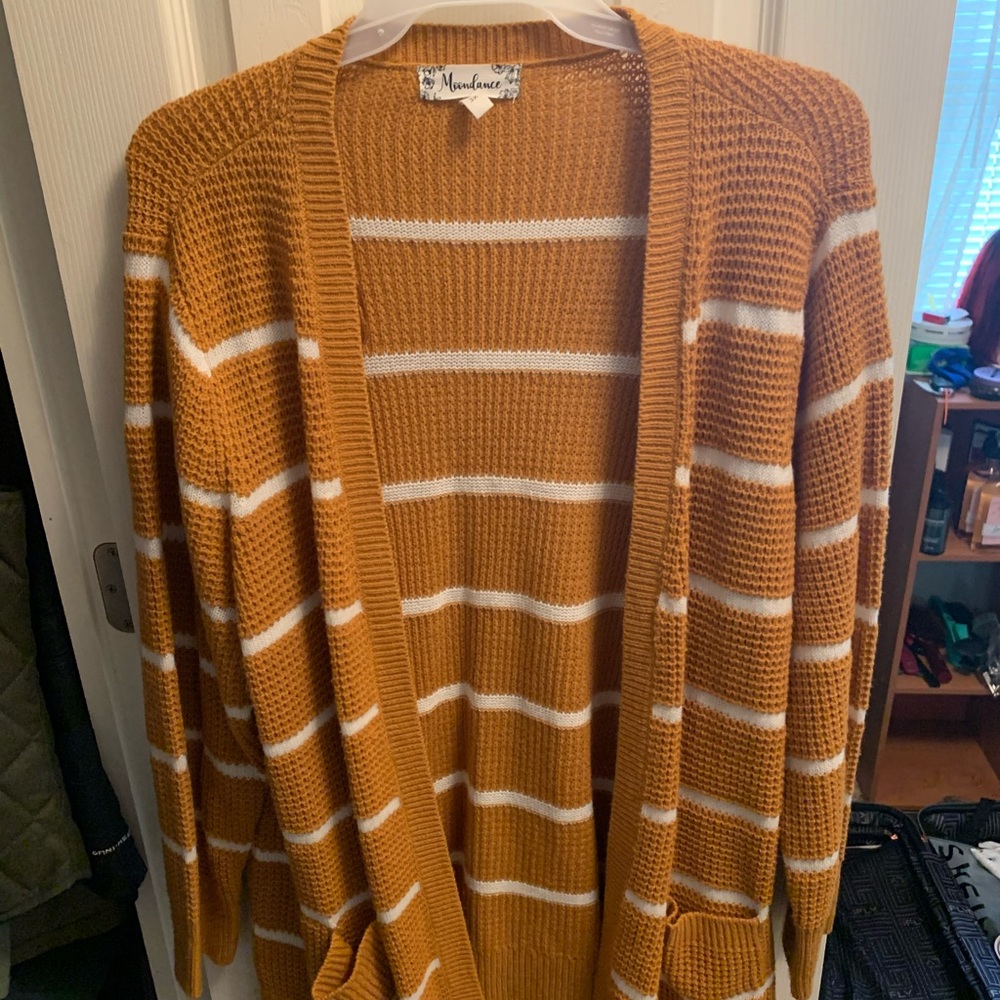 Long line open cardigan with front pockets.